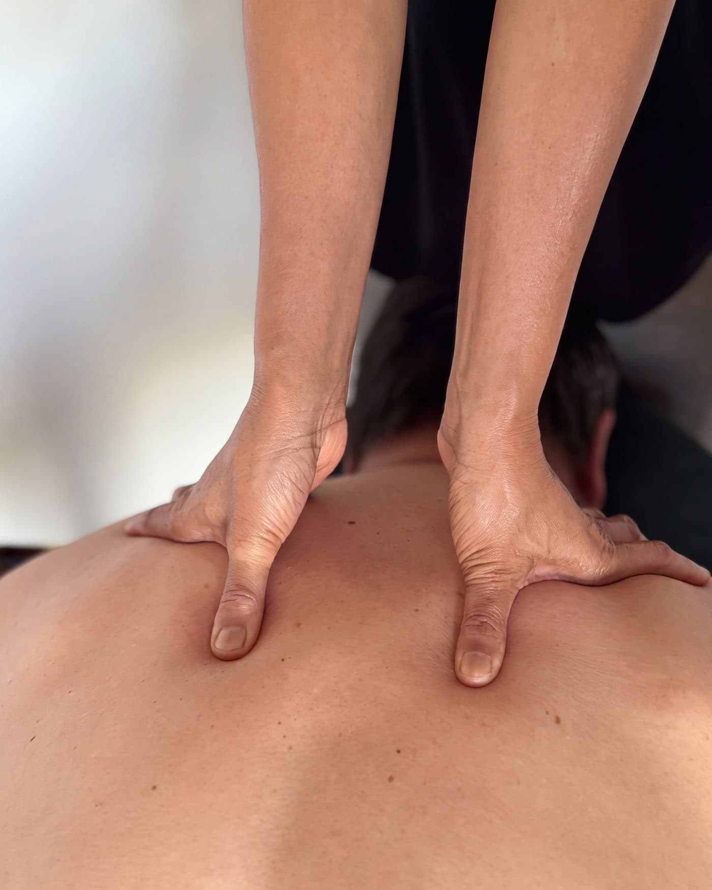 Pressions des pouces le long du dos pendant un massage balinais traditionnel