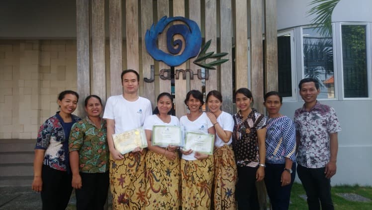Ni Wayan et sa promotion, diplômes en main, devant la Jamu Spa School à Bali