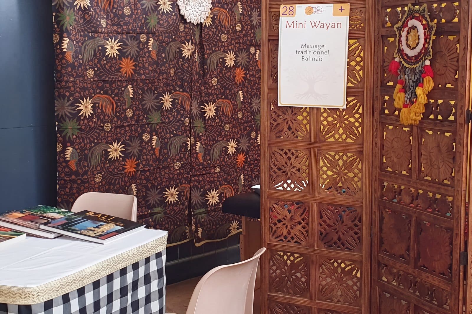 Le salon Balimahya à Ambres, panneau de batik et paravent en bois